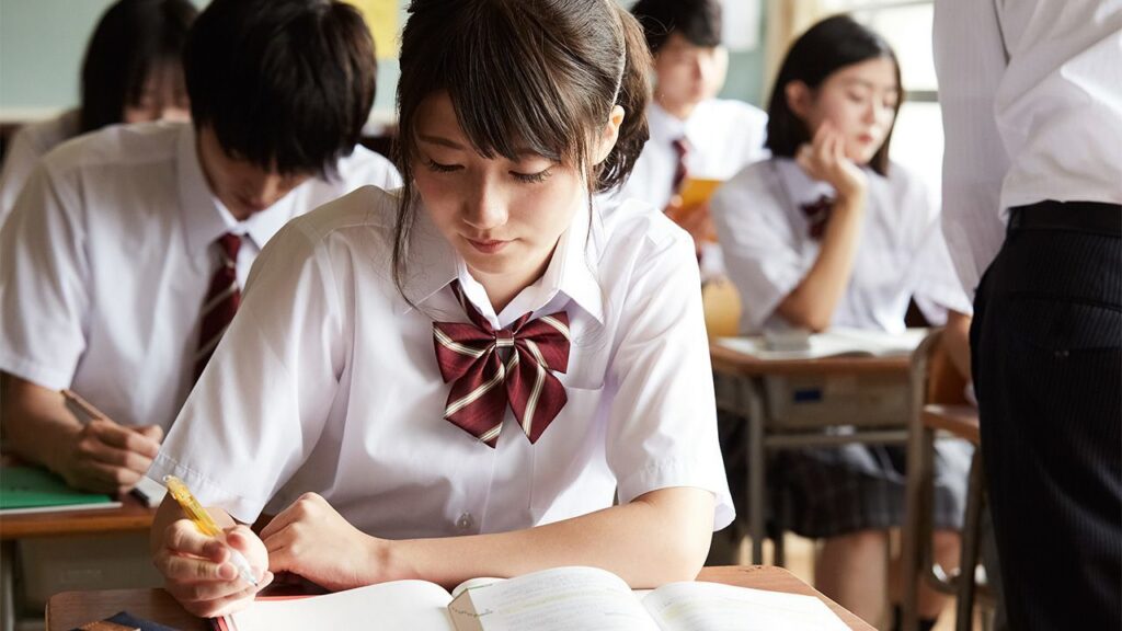 Foto de uma estudante japonesa em horário de aula em uma escola do Japão