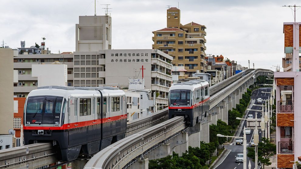 Foto de dois monotrilhos que transportam pessoas no Japão